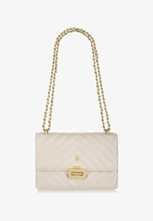 Torba w kolorze kremowym, pikowana, z złotym łańcuchem jako paskiem, z prostokątnym złotym zapięciem i wzorem w zygzak na teksturowanym materiale.