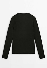 Top nero a maniche lunghe in tessuto a coste, con scollo tondo e linea aderente, vista da dietro senza loghi o dettagli visibili.