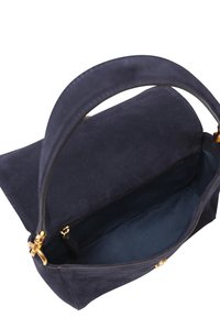 Marineblaue Wildlederhandtasche mit strukturierter Form, großer Öffnung und Akzenten aus goldfarbenem Metall. Innenfutter aus dunkelblauem Stoff.