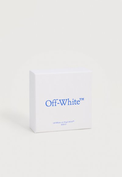 Λευκό ορθογώνιο κουτί με μπλε κείμενο "Off-White™" και μικρότερη σήμανση "Off-White c/o Virgil Abloh™ ©2013" σε απλό φόντο.