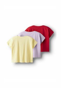 Tre kortärmade T-shirts: en gul, en lavendel och en röd. Tillverkade av mjuk bomull, med rund halsringning och avslappnad passform.