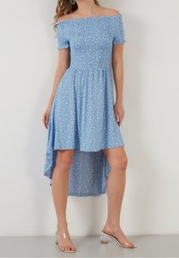 Modrá šaty bez ramínek s krátkými rukávy, květinový vzor, přiléhavý korzet a asymetrický lem. Lehká tkanina a rozšířený design.