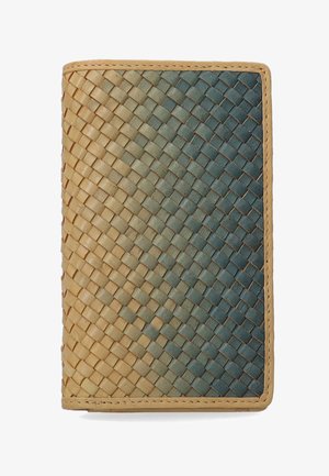 Vævet læderpung med en gradient fra beige til teal, der fremhæver et tekstureret, sammenflettet mønster med tan kant.