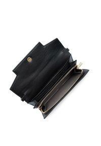 Portafoglio in pelle nera con compartimento con zip, molteplici slot per schede, texture liscia e chiusura a scatto con un accento dorato.