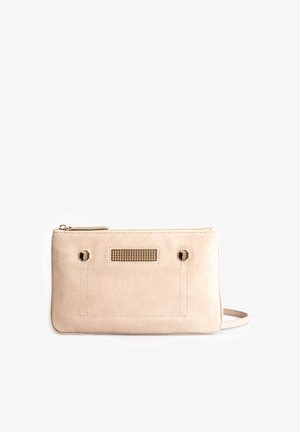Pochette en cuir beige doux, dotée de quincaillerie dorée, d'une fermeture éclair et de coutures décoratives. Design minimaliste avec un panneau texturé.