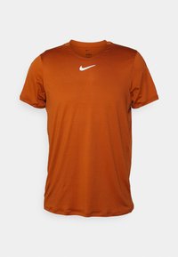 Nike kortärmad t-shirt i en solid bränd orange färg, tillverkad av lättviktig tyg med rund halsringning och en vit logotyp på bröstet.