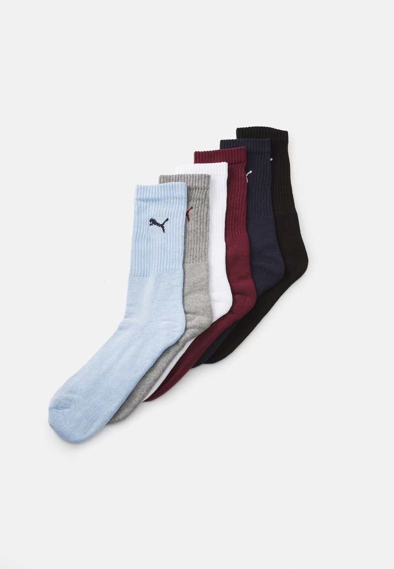 Calcetines de algodón en un set de cinco, con colores: azul claro, gris, blanco, burdeos, azul marino y negro. Cada uno tiene puños acanalados con un logotipo.