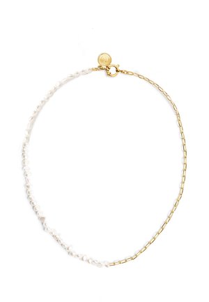 Collier avec moitié petites perles blanches et moitié maillons de chaîne dorés, avec un fermoir rond en or et un petit pendentif en or attaché.
