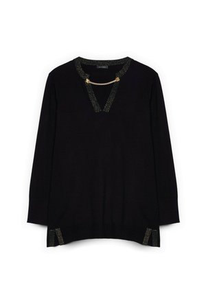 Pull noir à manches longues, col en V, avec un décolleté accentué ornés de galons noir et or, et un détail en chaîne dorée. L'ourlet présente des accents en fil doré.