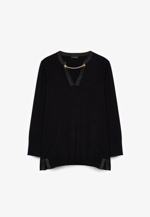 Sort sweater med lange ærmer, V-hals, accentueret halsudskæring med sort og guld kant, samt guldkæde detalje. Nederste kant har guldtrådsaccenter.