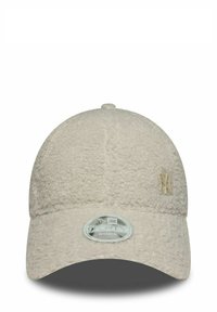 Beige kasket lavet af tekstureret stof med en rund krone, buet skygge og et broderet logo på forsiden. Justerbar for pasform.