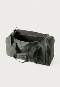 Bolsa de deporte verde hecha de tela duradera, con asas dobles, cierre de cremallera y un interior espacioso sin bolsillos adicionales.