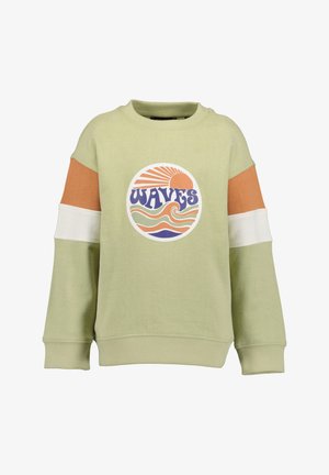 Grüner Sweatshirt mit einem runden "WAVES"-Grafik, mit orange-weißen, color-blocked Ärmeln und einem weichen, strukturierten Stoff.