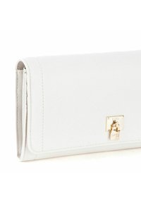 Portafoglio bianco in pelle con una texture liscia, forma rettangolare, chiusura in hardware tono oro e dettagli di cucitura discreti. Vista ravvicinata.