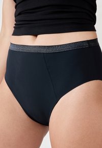 Czarne majtki z wysokim stanem o gładkiej fakturze, z ozdobnym błyszczącym paskiem w talii i minimalnymi szwami dla efektu bezszwowego wykończenia.