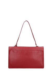 Borsa a tracolla in pelle rossa con forma rettangolare piatta, texture liscia, singolo cinturino per la spalla e design minimalista. Dotata di chiusura superiore con cerniera.