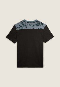 T-shirt nera con stampa mimetica grigia sulla parte superiore della schiena, scollatura rotonda e maniche corte. Realizzata in tessuto morbido e leggero.