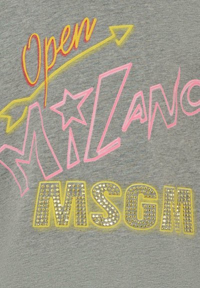 Felpa grigia con testo colorato: "Open" in rosso con una freccia, "MiLanC" in rosa e "MSGM" in strass gialli. Tessuto morbido e casual.
