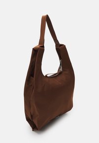 Sac en tote en nylon marron avec une grande capacité, larges bretelles et une fermeture éclair en acier de côté. Texture lisse avec un design minimal.