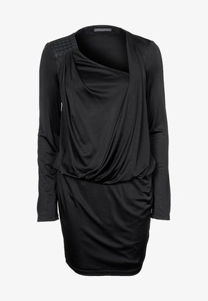 Robe noire à manches longues avec un devant drapé, détail texturé aux épaules et taille froncée, fabriquée dans un tissu lisse et extensible.