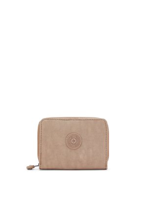 Beige rechteckige Geldbörse mit Reißverschluss und rundem Logo-Patch in der Mitte auf der Vorderseite, aus strukturiertem Stoff gefertigt.