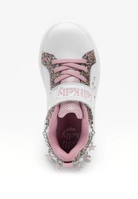 Sneaker bianca con accenti rosa, dettagli in glitter e una catena con charm a stella e luna. Presenta una linguetta in rete e supporto per la caviglia testurizzato.