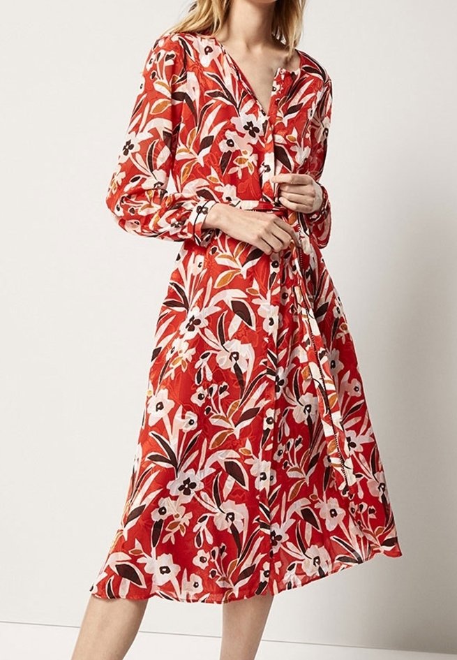 Robe midi florale rouge en tissu léger, dotée de manches longues, d'une fermeture boutonnée à l'avant et d'une ceinture à nouer à la taille.