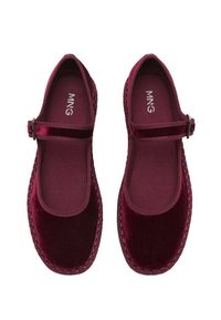 Burgundy sammet Mary Jane-skor med rund tå, elastisk rem med spänne och texturerad gummisula. Slät innersula.