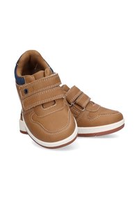 Zapatos de cuero marrón con dos correas de Velcro, planta intermedia blanca y suela de caucho roja. Interior texturizado y detalles en tela azul en el talón.