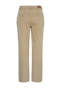 Pantalon beige à coupe droite avec passants pour ceinture, deux poches passepoilées à l'arrière et un patch de marque en cuir marron sur la ceinture.
