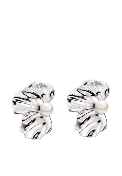 Boucles d'oreilles florales en argent avec des pétales texturés et une perle blanche centrale. Le design imite la nature avec des lignes gracieuses et fluides.