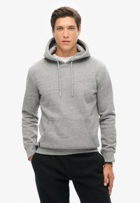 Felpa grigia realizzata in tessuto morbido, con tasca frontale, cappuccio regolabile con coulisse e logo discreto sul petto.