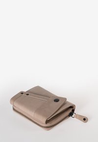 Portafoglio in pelle marrone chiaro con design a zip, caratterizzato da bottoni neri, cuciture in contrasto e una finitura testurizzata.
