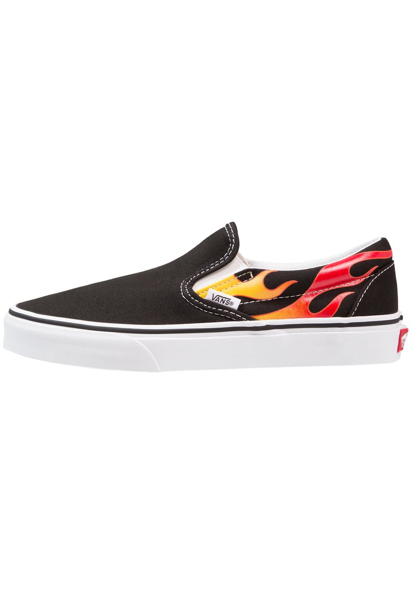Zapatilla negra tipo slip-on con gráfico de llamas en rojo y naranja. Presenta suela de goma blanca y costuras contrastantes en negro.