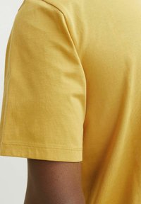 Jack & Jones LOGO RUNDHALS - Triko s potiskem - honey gold