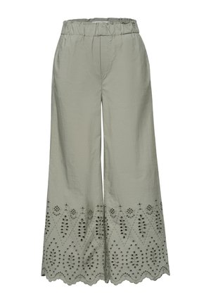 Pantalon large vert clair avec taille élastique et motifs floraux brodés en œillets le long de l'ourlet festonné.