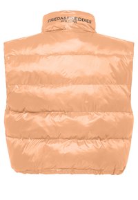 Gevoerde vest in een zachte perzik kleur met een glanzende, gewatteerde structuur. Kenmerkt zich door een hoge kraag en het logo "FRIEDA & FREDDIES NEW YORK" op de achterkant.