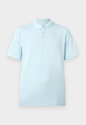 Lyseblå kortærmet poloshirt med tre hvide knapper og en klassisk krave, vist på en ensartet lys baggrund.