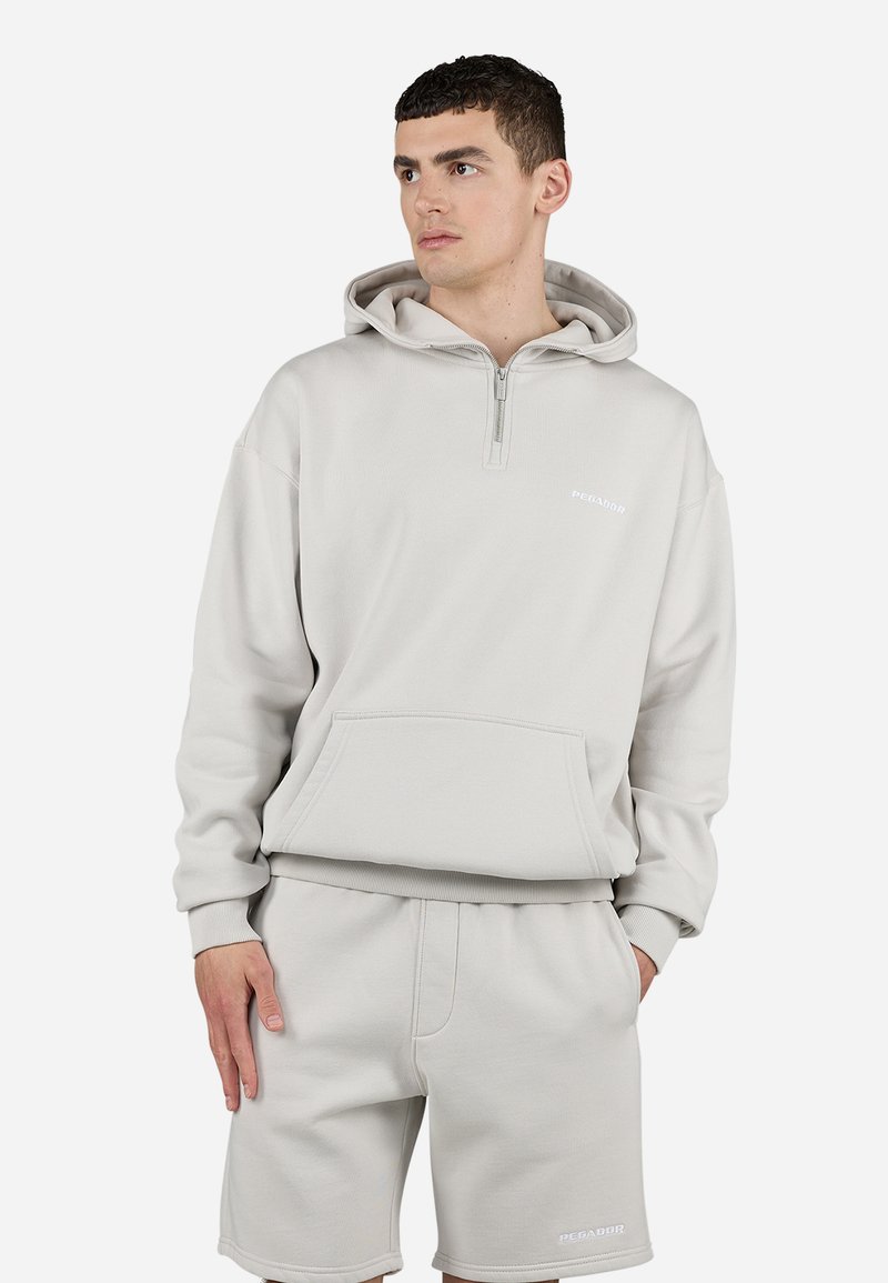 Siva zip-up kapuca z žepom za kenguru, mešana bombažna tkanina, rebrasti manšeti in ustrezne kratke hlače z majhnim logotipom na robu.