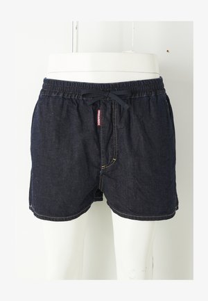 Shorts en denim bleu foncé avec une taille élastique, un cordon de serrage et des coutures jaunes contrastantes. Comprend une étiquette de marque à l'avant.