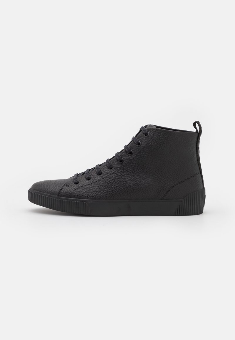 Baskets montantes noires en cuir texturé, devant lacées, semelle en caoutchouc et languette au talon, présentées en profil latéral sur fond blanc.