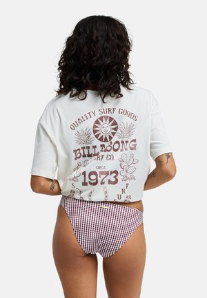 Biała bawełniana koszulka z nadrukiem w stylu vintage w kolorze bordo, krótkie rękawy, zestawiona z bikini z wysokim stanem w kratę gingham.
