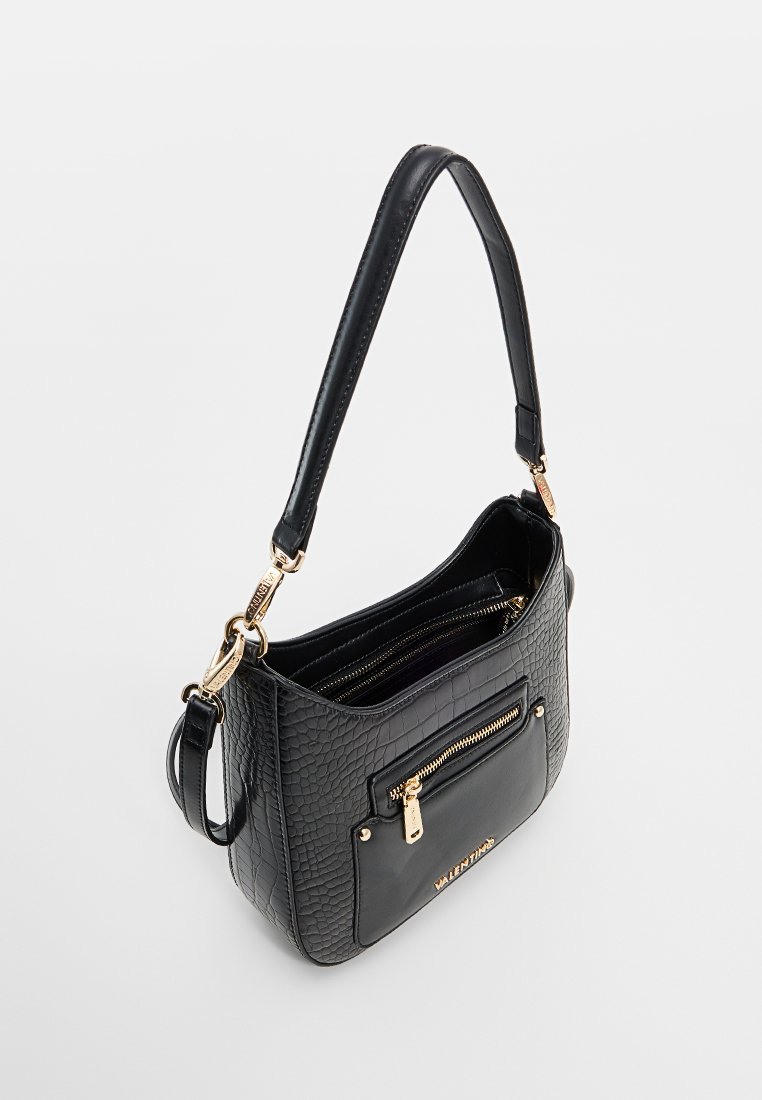 Sac à main en cuir noir avec un motif crocodile texturé. Comprend des accessoires en or, une anse supérieure et une poche zippée à l'avant.
