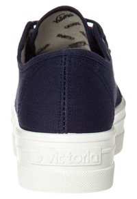 Námořnické plátěné tenisky s bílou gumovou podrážkou, zaobleným podpatkem, prošívanými detaily a logem na patě.