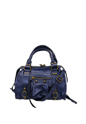 Sac à main bleu marine en matériau texturé avec deux poignées et une bandoulière amovible. Présente du matériel en métal doré, des fermetures éclair et des clous décoratifs.