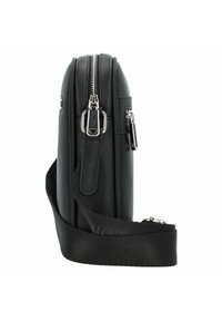 Borsa a tracolla nera realizzata in materiale testurizzato. Presenta una zip argentata e una tracolla regolabile. Forma rettangolare compatta con dettaglio della tasca frontale.
