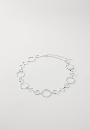 Stříbrný náhrdelník se sérií propletených kruhových kovových tvarů, různých velikostí, s texturovaným povrchem a s prodloužením řetízku na úpravu délky.