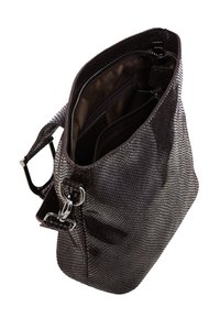 Brun textured håndtaske med et slangeskindsdesign, sølv hardware, lynlåslåg og indvendige rum.