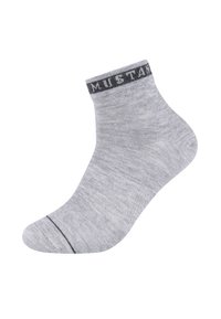 Grå ankelstrømpe lavet af et glat, strækbart materiale. Har en ribbet manchet med teksten "MUSTANG" og en kontrasterende sort streg ved tåen.
