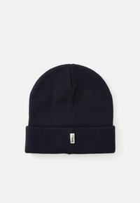 Căciulă tricotată bleumarin cu tiv pliat, realizată dintr-un material moale. Dispune de un mic etichete de marcă pe lateral. Design simplu cu o textură netedă.